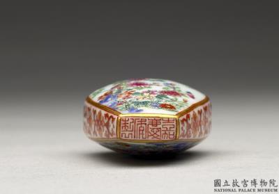 图片[3]-Porcelain snuff bottle with floral decoration in famille rose, Qing dynasty, Jiaqing reign (1796-1820)-China Archive